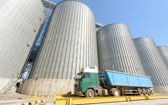 Image 2 Fruit and vegetable distribution and processing center in operation in Kobe