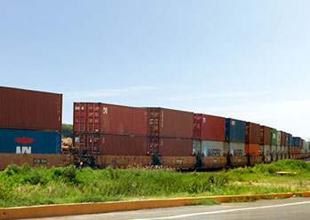 Double-stack train connecting to the hub port